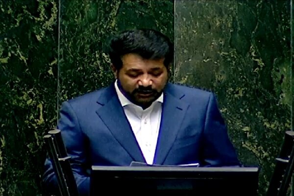 عزیزی فارسانی: ملت ایران تمام قد از تیم مذاکره‌کننده حمایت می‌کند
