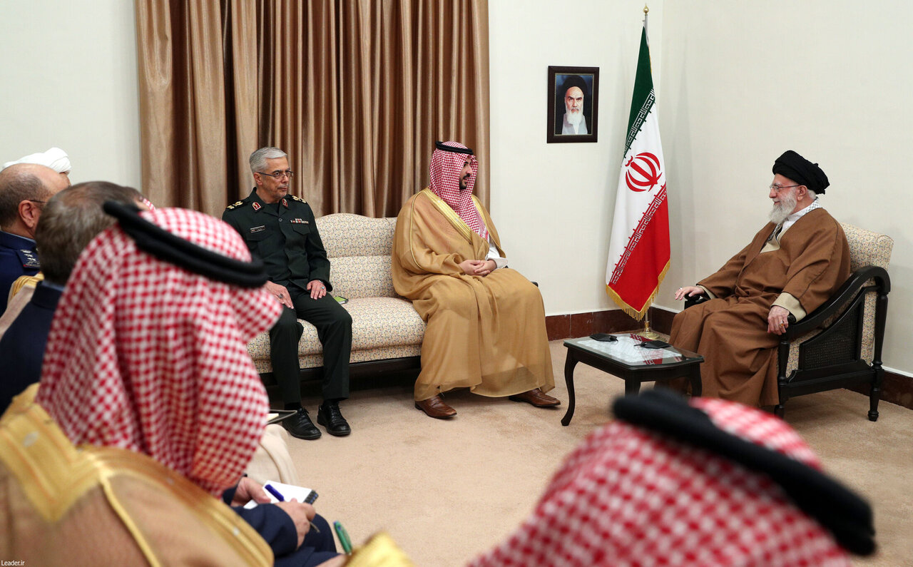 مروری بر بیانات رهبر انقلاب در دیدار با مقامات عربستان/ از سخنان در دیدار با ملک عبدالله تا نقل قول آن سخنان برای وزیر دفاع سعودی