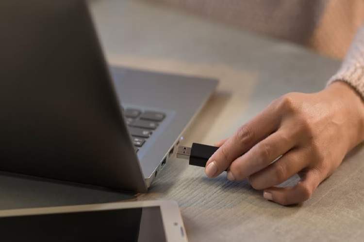 داغ شدن فلش مموری  USB؛ چرا این اتفاق می‌افتد و چه باید کرد؟