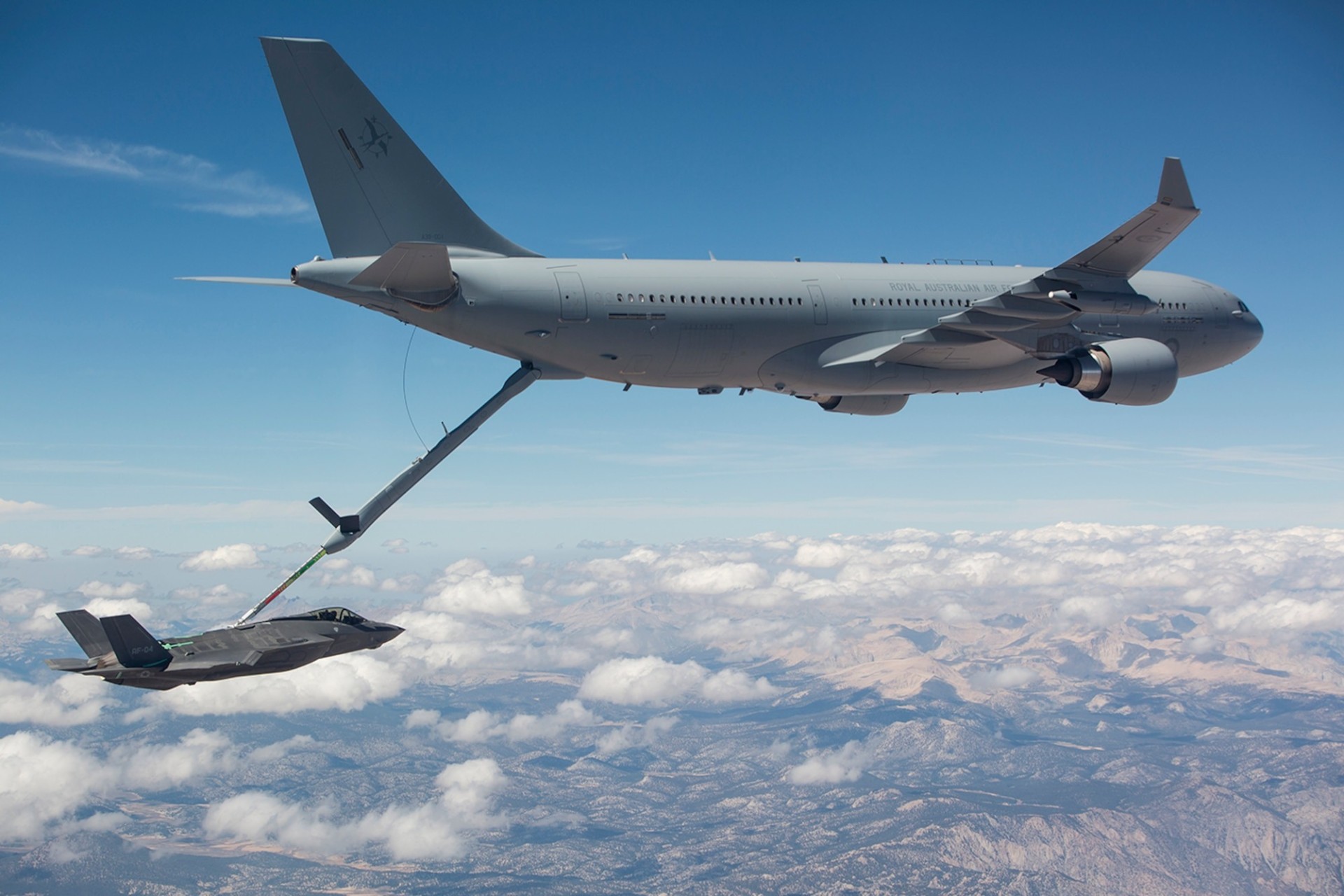 ویدیو: سوخت‌گیری جنگنده F-35 در آسمان و بدون فرود روی زمین