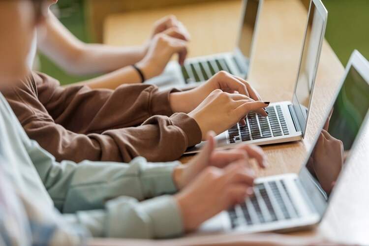 گوگل با ابزارهای جدید جمینای، هوش مصنوعی را به کلاس‌های درس می‌آورد