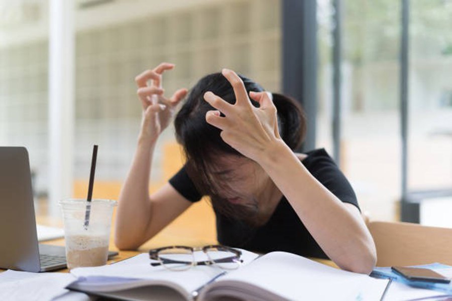 علائم بیش‌فعالی یا ADHD در بزرگسالان 