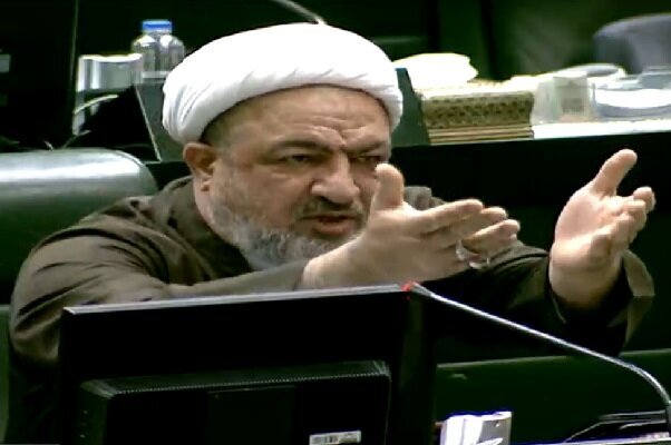 حمله رسایی به محسنی اژه‌ای از تریبون مجلس:  توضیح دهید! دادستانی که به جرم فساد دو سال پیش برکنار شده بود، الان کجاست؟/ دولت مصوب کرده بنزین گران شود