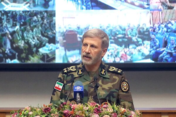 فرمانده کل ارتش: دست ما روی ماشه است/ دشمن با فضای مجازی دنبال ایجاد شکاف است و امروز با وقاحت، جمهوری اسلامی را متهم می‌کند