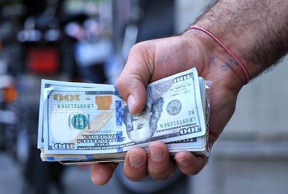 تهدیدی تازه در بازار ارز تهران/ دلارهای آبی، تقلبی  است؟