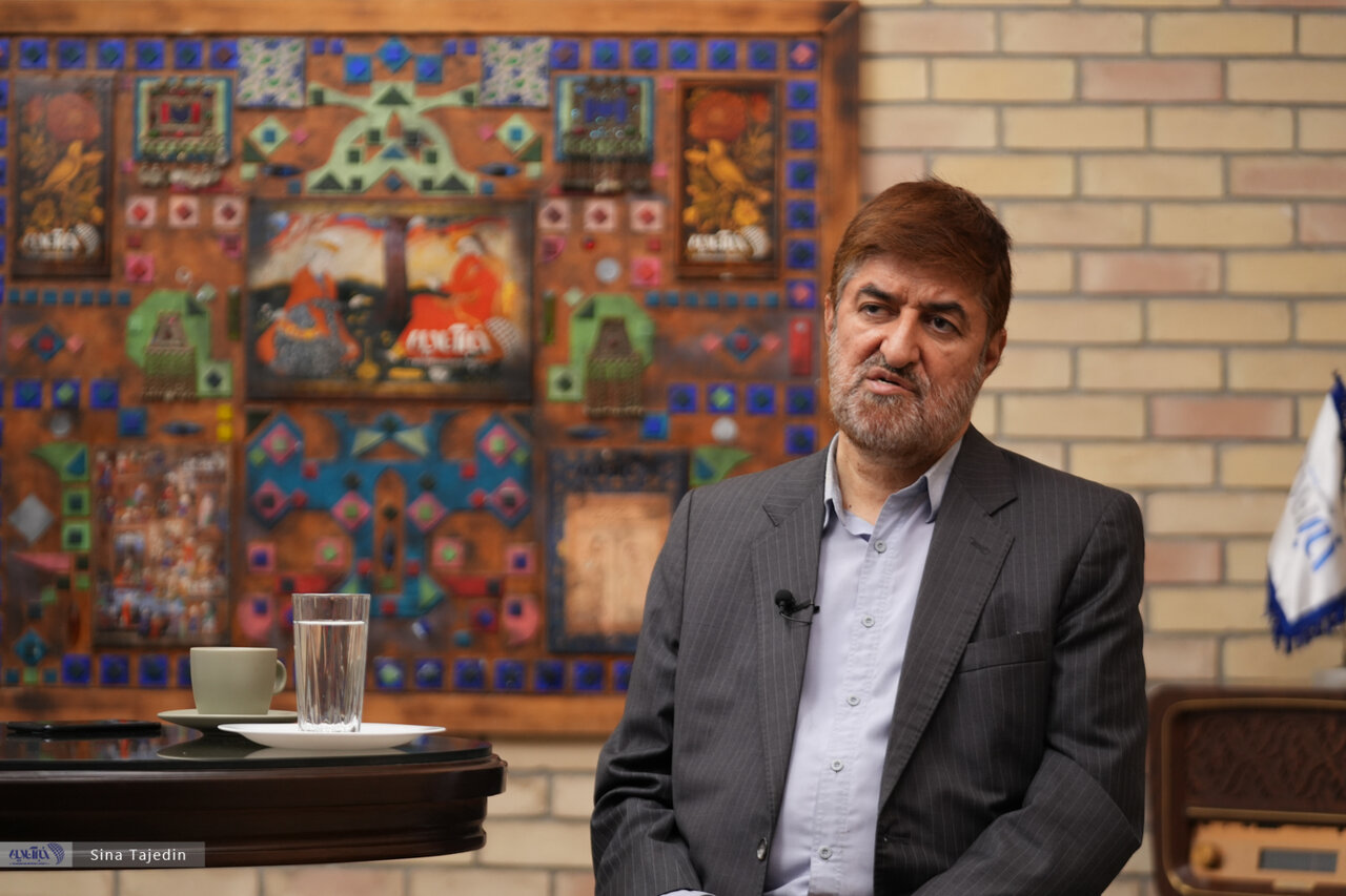 علی مطهری: حالا که هم خانم‌ها هر طور بخواهند بیرون می‌آیند و هم مشروبات الکلی پیدا می‌شوند، چه بهانه ‌ای برای اعتراض دارند؟