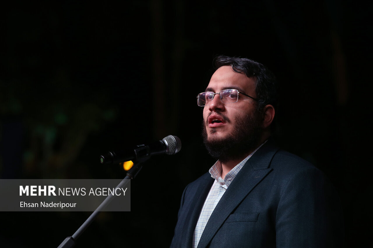 «فراتهران» از اهداف حوزه هنری است؛ تئاتر را دنبال می‌کنم