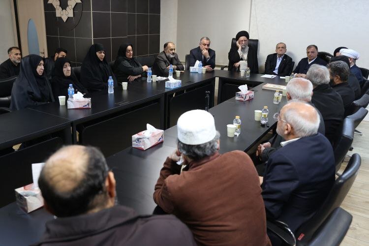 پزشکیان در دیدار با خانواده شهدای حوادث اخیر: بابت این حوادث شرمنده‌ایم/ از فکر اینکه چرا جوانان ما باید به این شکل جان ببازند، خواب ندارم