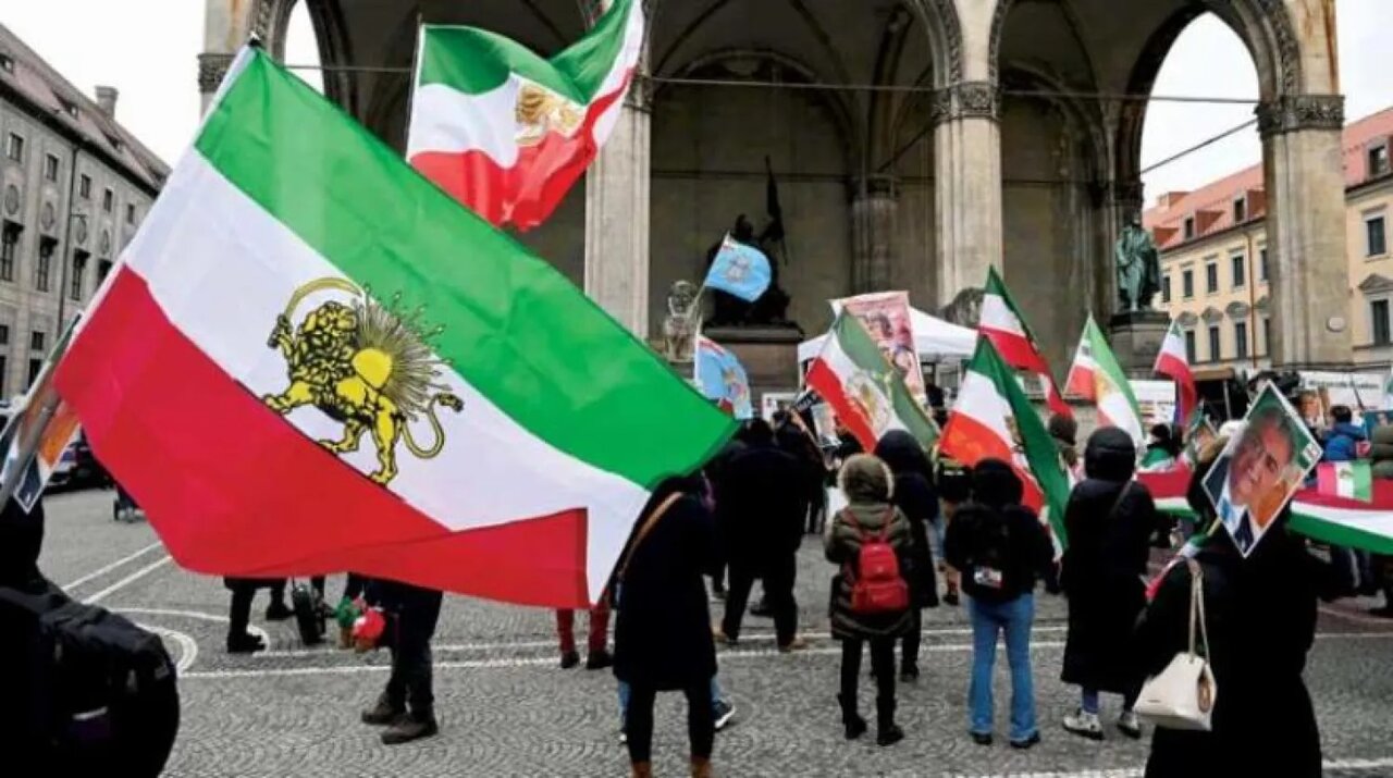 واکنش کیهان به تجمع ضدانقلاب در مونیخ/ یک تجمع چندده نفره با حضور ورزشکاران و سلبریتی های فراری و رضا پهلوی بود