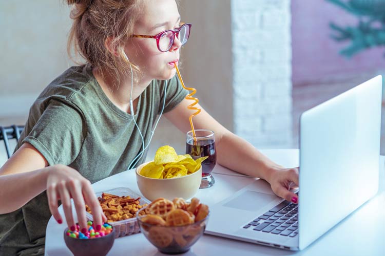 چرا در زمستان هوس شیرینی و تنقلات می‌کنیم؟ راهکارهای سالم کاهش هوس