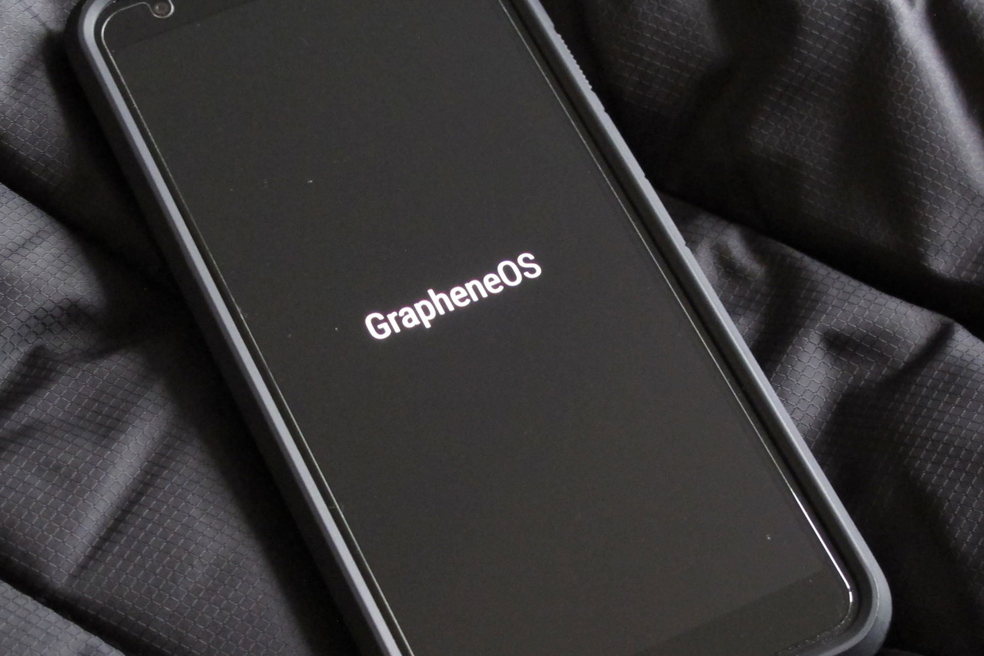 سازنده GrapheneOS، گوگل و اپل را به انحصارگرایی متهم کرد