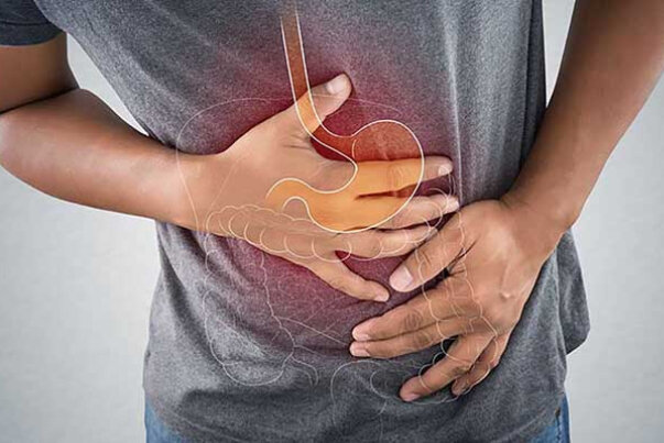 زخم معده دارید؟ چرا پزشکان می‌گویند میوه را پخته بخورید، نه خام!
