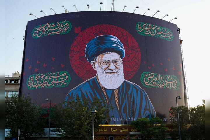طرحی از رهبر شهید بر دیوارنگاره میدان راه‌آهن