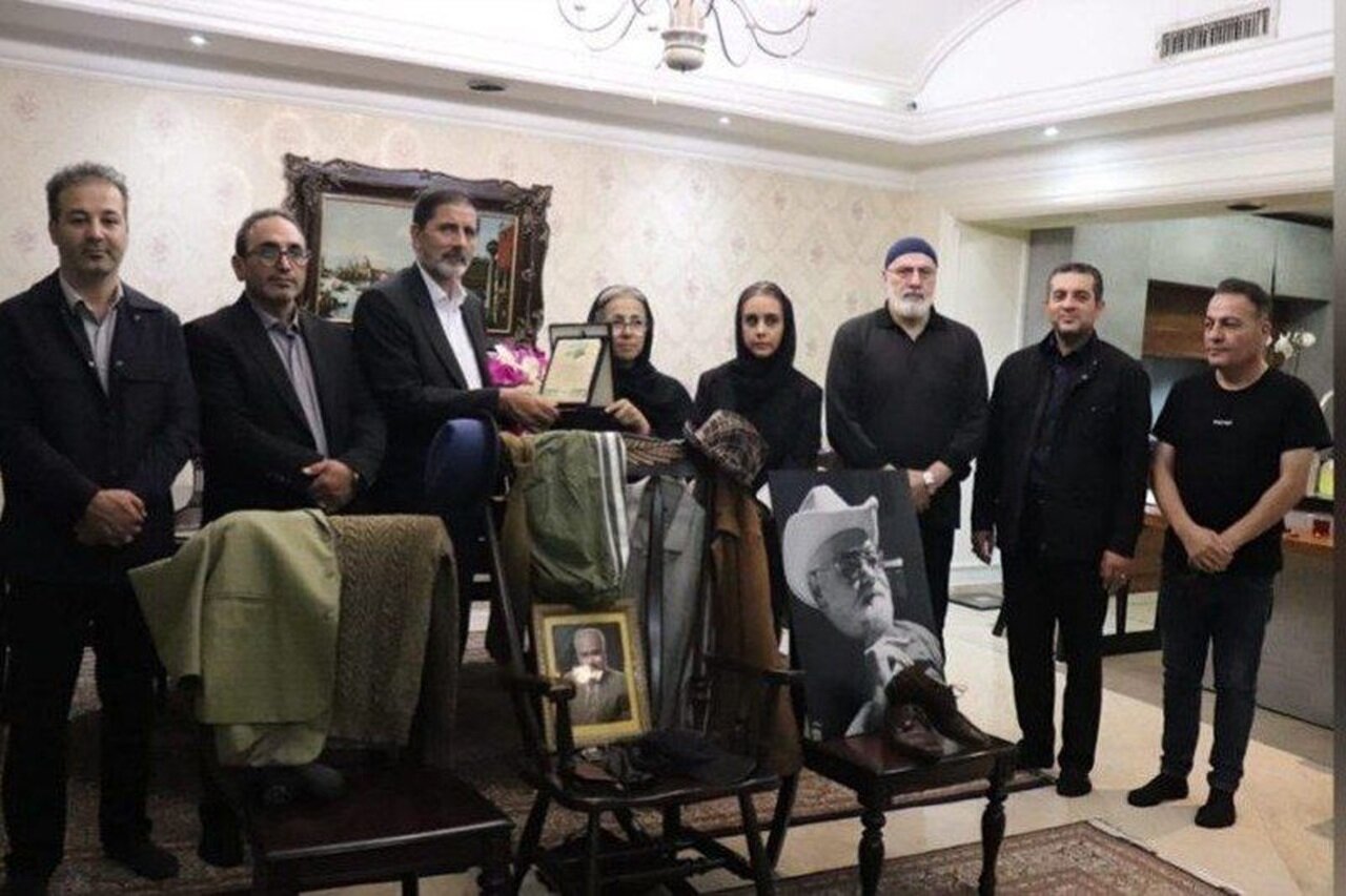 یادگاریهای اکبر عبدی به موزه شهرداری اردبیل اهدا شد
