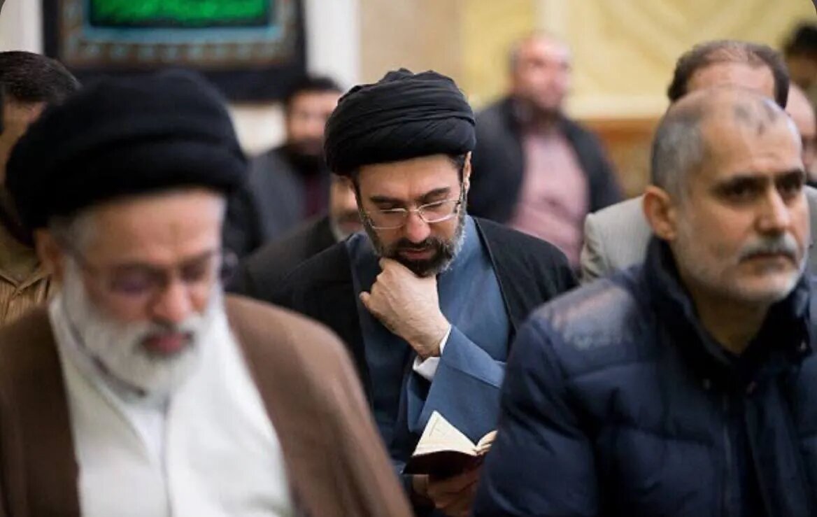 آیتالله سیدمجتبی خامنهای: پیمودن پلّههای ارتقاء در بارگاه الهی باید از خدا خواسته شود، کسی نمیتواند خودش این کار را بکند/ تاکید بر احسان به والدین