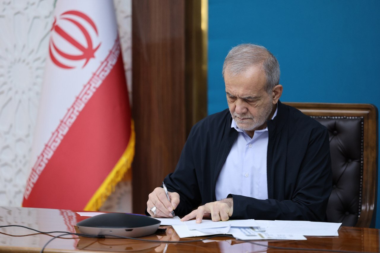 پیام تبریک پزشکیان در پی قهرمانی تیم ملی کشتی آزاد ایران در رقابت‌های جهانی آمریکا/ فرمانده کل سپاه هم تبریک گفت