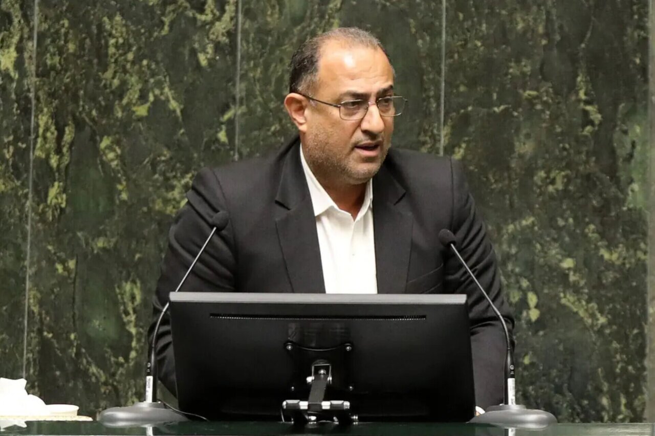 عضو کمیسیون اجتماعی مجلس: دولت مصوبه ترمیم دستمزد کارگران را اجرا کند / حقوق کارمندان هم باید افزایش یابد