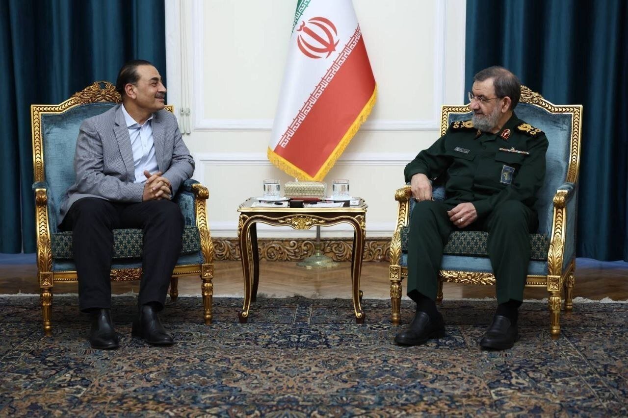 دبیر شورای عالی امنیت ملی: به هیچ وجه ذره‌ای از مواد هسته‌ای غنی شده از ایران خارج نخواهد شد