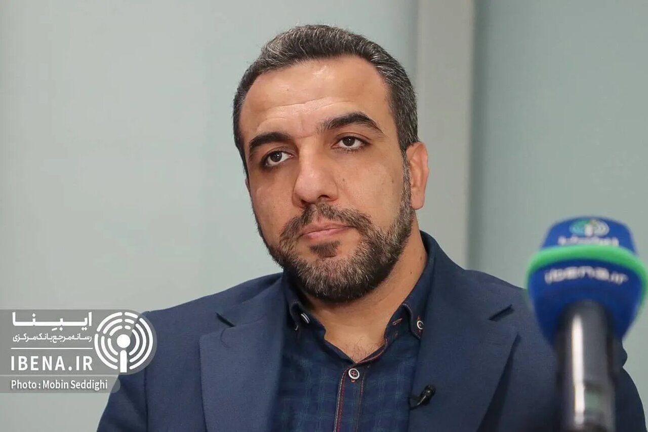 منتقدان می‌گویند ارز کشور هدر می‌رود؛ پاسخ فرزانی: بدون مداخله بانک مرکزی، دلار گران‌تر می‌شد