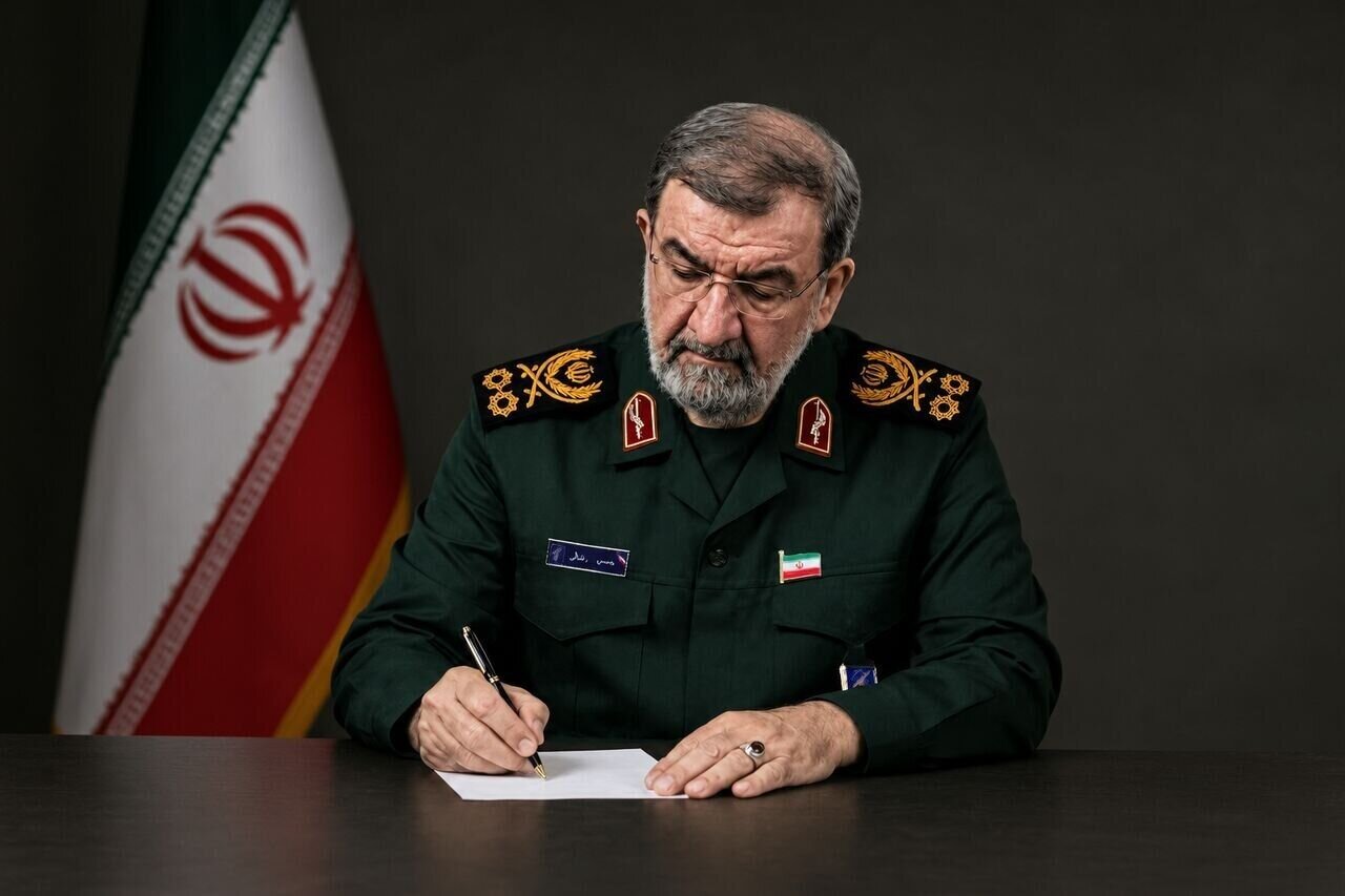 رضایی: اشراف کامل رهبر انقلاب بر مسائل مختلف عامل سرافرازی کشور است/ حلاوت نمازی که در دیدار اخیر به امامت ایشان نصیبم شد را فراموش نمی‌کنم