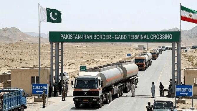 پاکستان گذرگاه مرزی گبد–ریمدان با ایران را پس از یک هفته توقف بازگشایی کرد