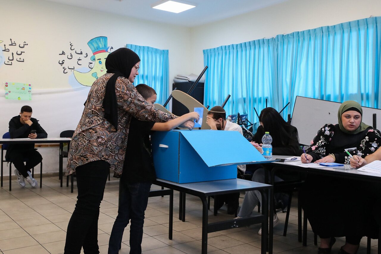شکستهشدن رکورد ۴۵ ساله مشارکت در انتخابات اسرائیل در ساعات اولیه / بازگشت دهها هزار مسافر از خارج و خیزش شهروندان عرب برای مهار راستگرایان افراطی